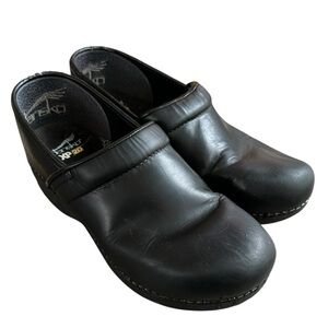 Dansko XP 2.0 Black Leather Clogs